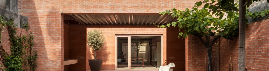 House 1014, family home and guest house with clay blocks, facing bricks and clay pavers; Brick Award 2016 Grand Prize Winner and Category Winner "Urban Infill"; Harquitectes; Photo: Adria Goula