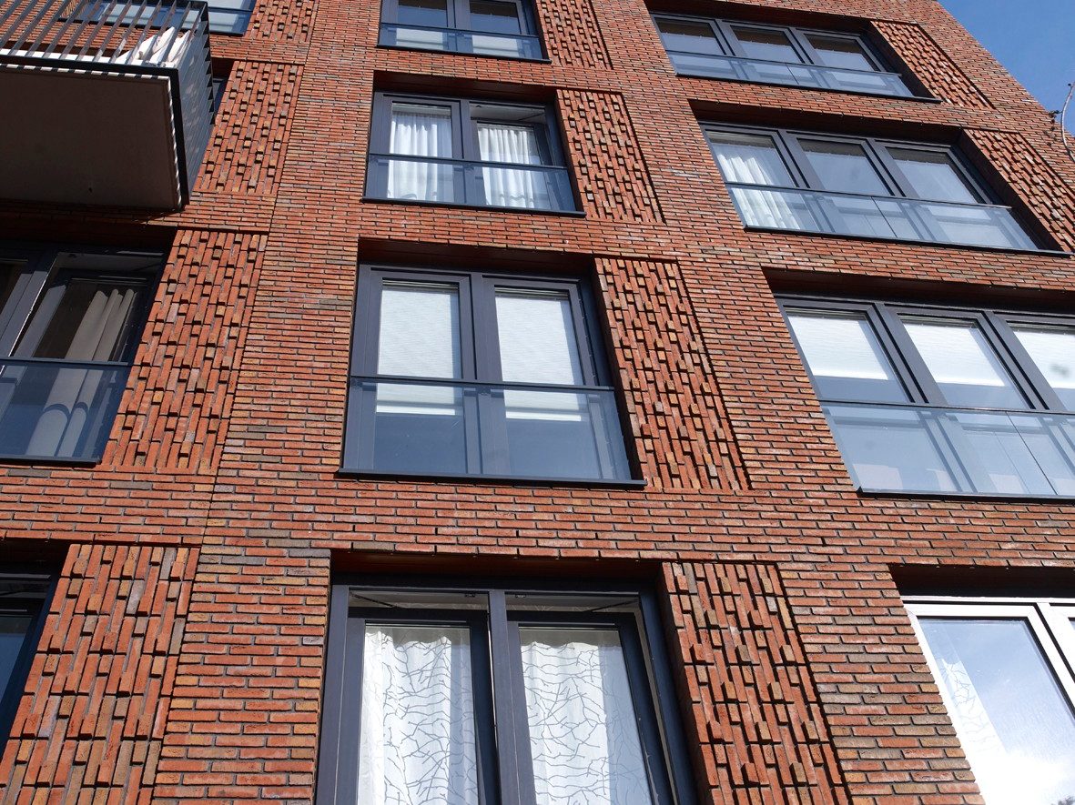 New construction apartment building Typhoon, Grunobuurt, Groningen. Architect: De Zwarte Hond, Rotterdam. Client: Gemeente Groningen, Nijestee. Bricks: HKS Orange Spezial WS WF wasserstrich waalformaat – Wienerberger Kirchkimmen. Completion: 2015.