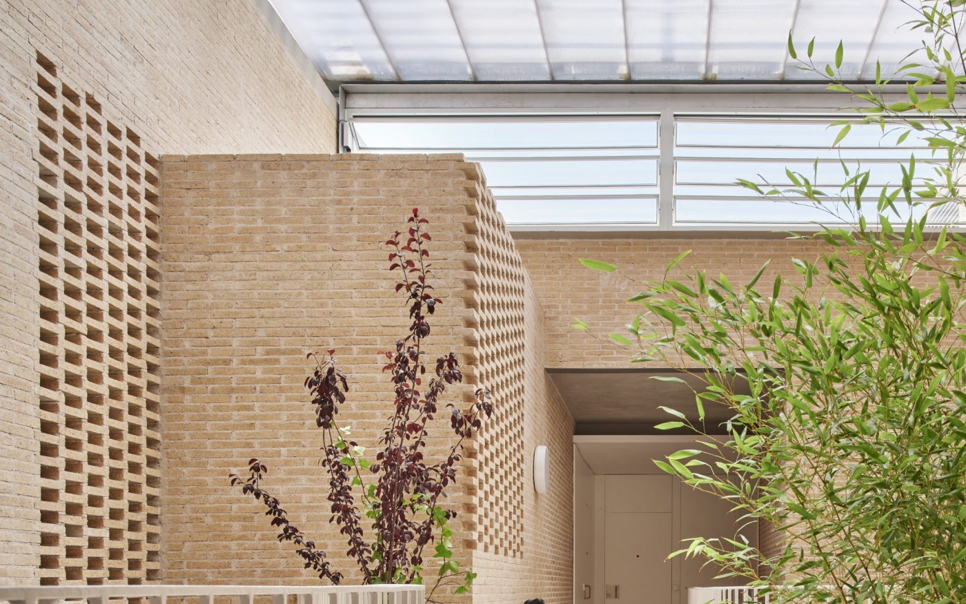 Brick Award 26 Nominee SOCIAL ATRIUM - 54 DWELLINGS IN THE BESÒS - Peris+Toral