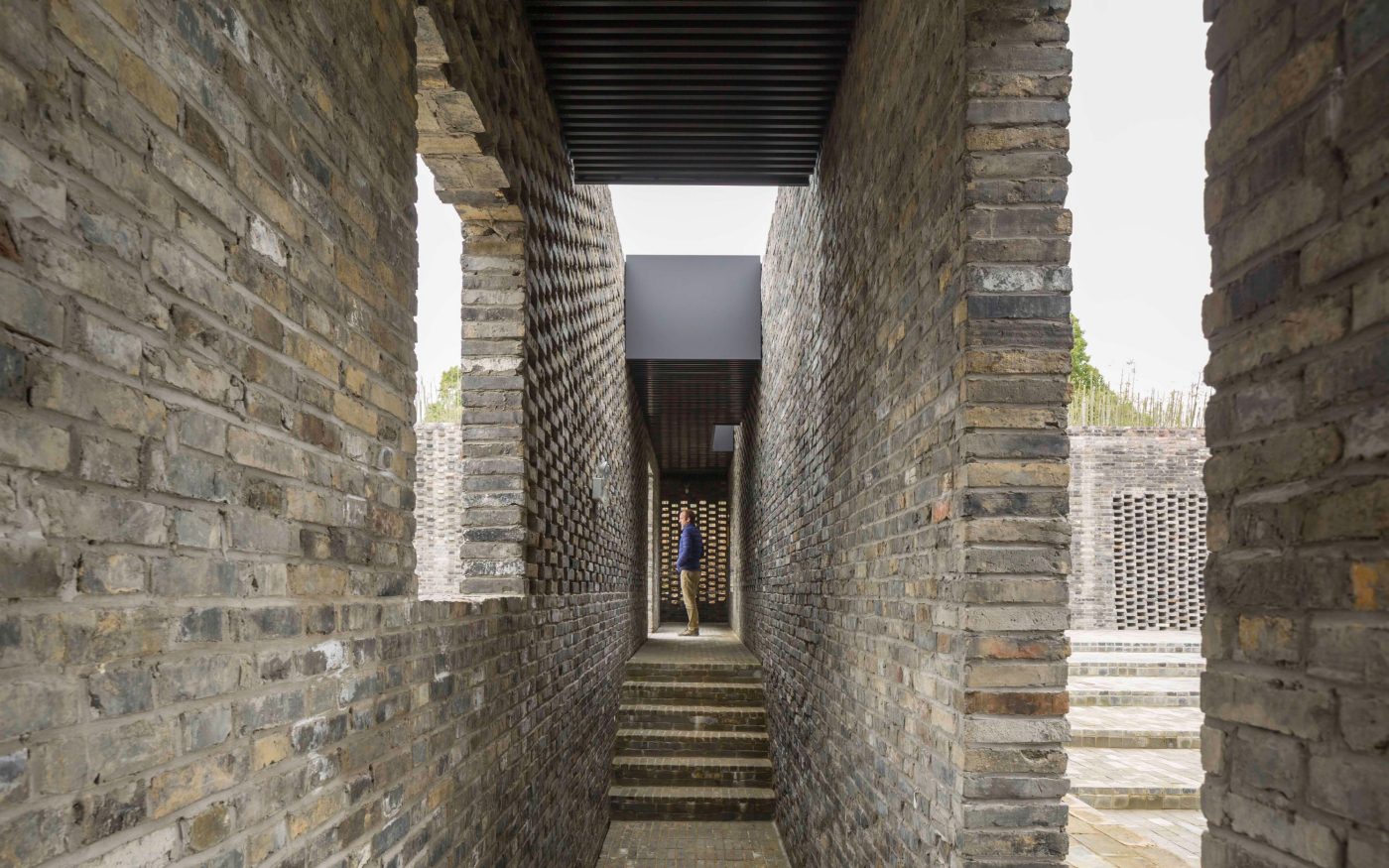 Tsingpu Yangzhou Retreat. Brick Award 22 Category "Building outside the box". neri & hu design and research office. Hallway view
