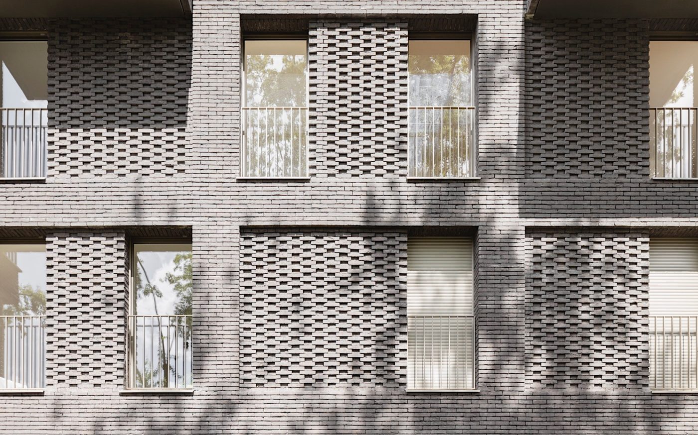 88 housing units Pantin, Brick Award 22 Category "Living together", Architects: Avenier Cornejo Architects, close-up of the grey facade