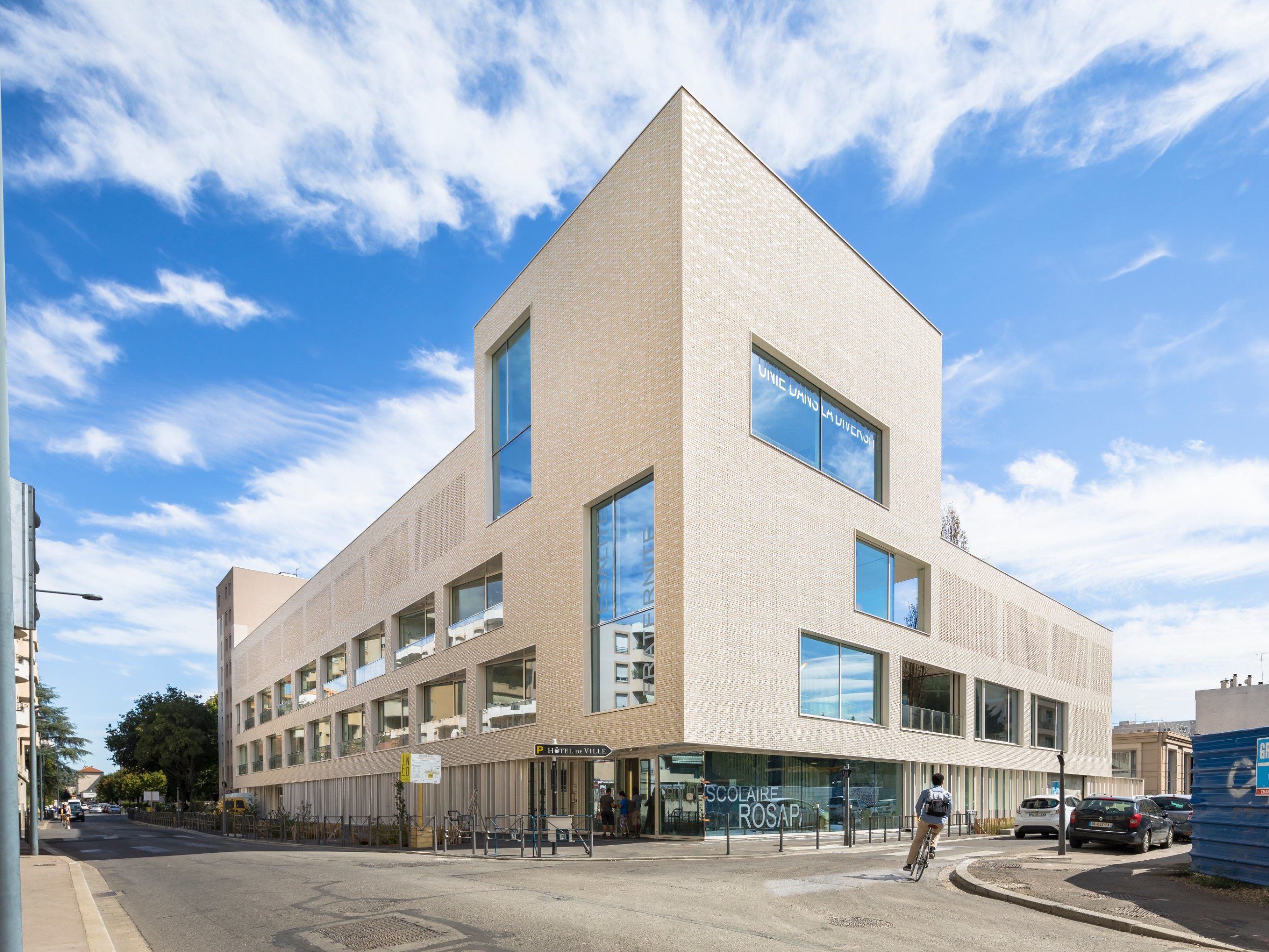 Rosa Parks school complex. Brick Award 22 Category "Sharing public spaces". Brenac&Gonzalez&Associ�s. Outside view