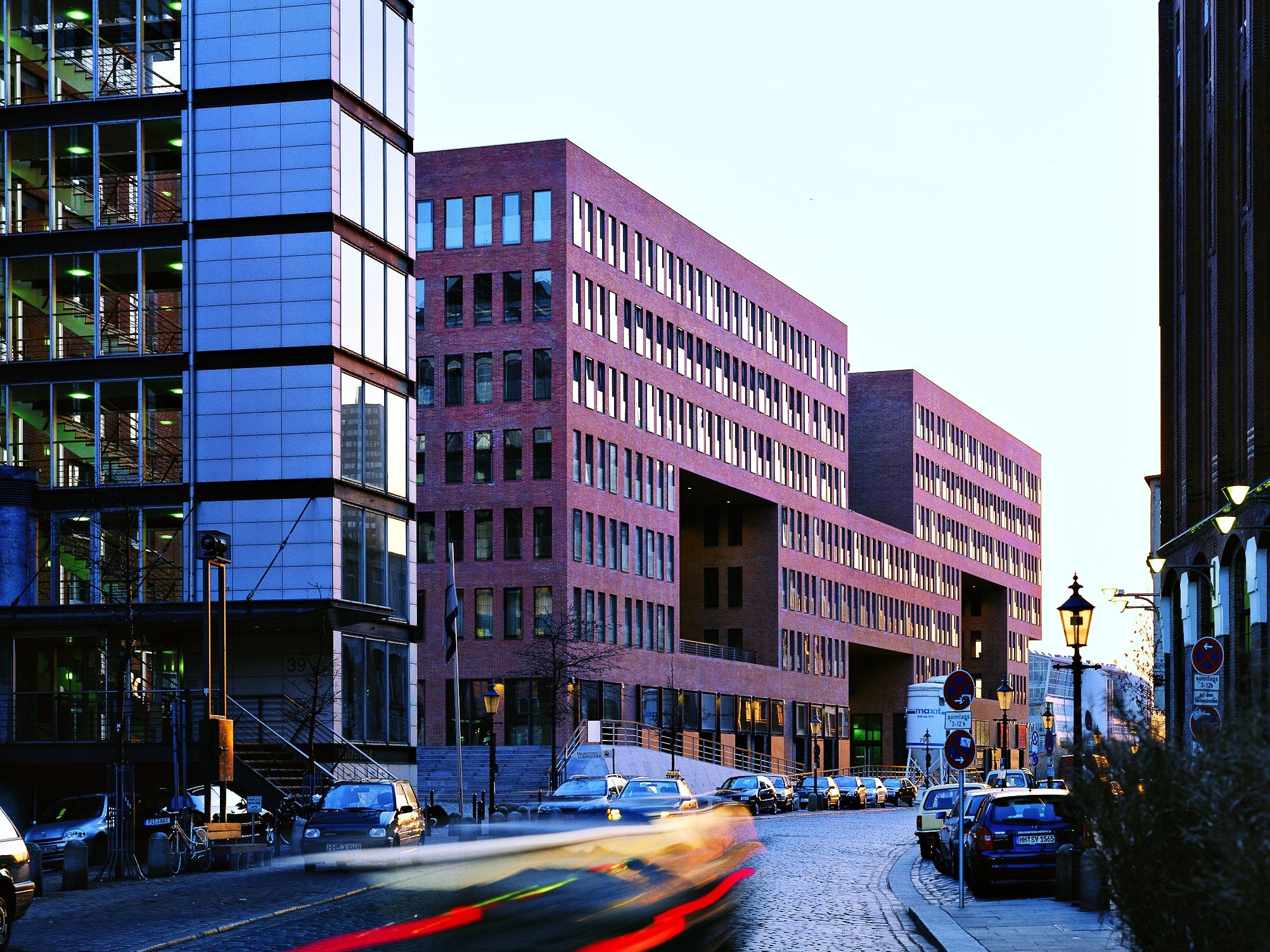 Holzhafen Ost Office Building with facing brick; Brick Award Nominee 2004; Kees Christiaanse/ASTOC Architects; Photo: H.G. Esch