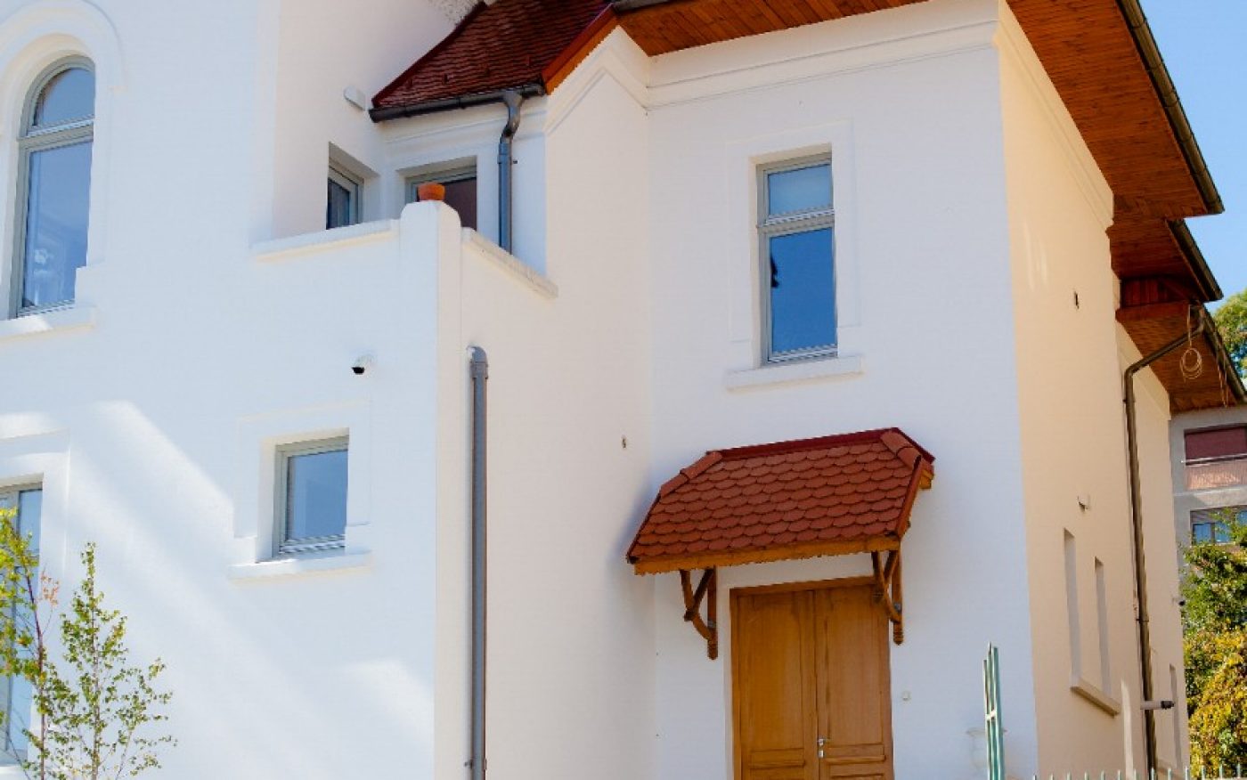 white house in brasov, tondach cedonia tiles