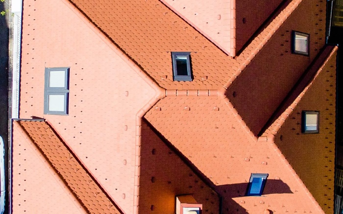 white house in brasov, tondach cedonia tiles